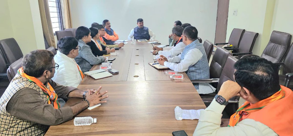 idharampalsingh's tweet image. काशी क्षेत्रीय कार्यालय पर वाराणसी  जिला/ महानगर के माननीय विधायकगण, महापौर एवं जिला पंचायत अध्यक्ष के साथ मतदाता विशेष गहन पुनरीक्षण (S.I.R) अभियान की समीक्षा कर आगे की योजना पर चर्चा किया।