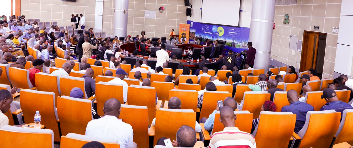 GenderMonitorRw's tweet photo. Kuri uyu wa Gatatu, Abayobozi b'inzego z'ibanze baturutse mu turere tugize   @CityofKigali bateraniye mu cyumba cy'inama ku biro by'umujyi bigaruka ku ruhare rwabo mu kwimakaza ihame ry'uburinganire no kurwanya ihohotera rishingiye ku gitsina.
#TwimakazeUburinganire
#EndGBV https://t.co/sCaIO9oMT7