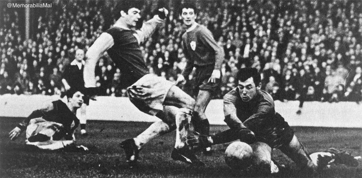MemorabiliaMal's tweet image. Willie Morgan vs Gordon Banks
#BurnleyFC #LCFC 
The Football Supporter magazine
April 1968