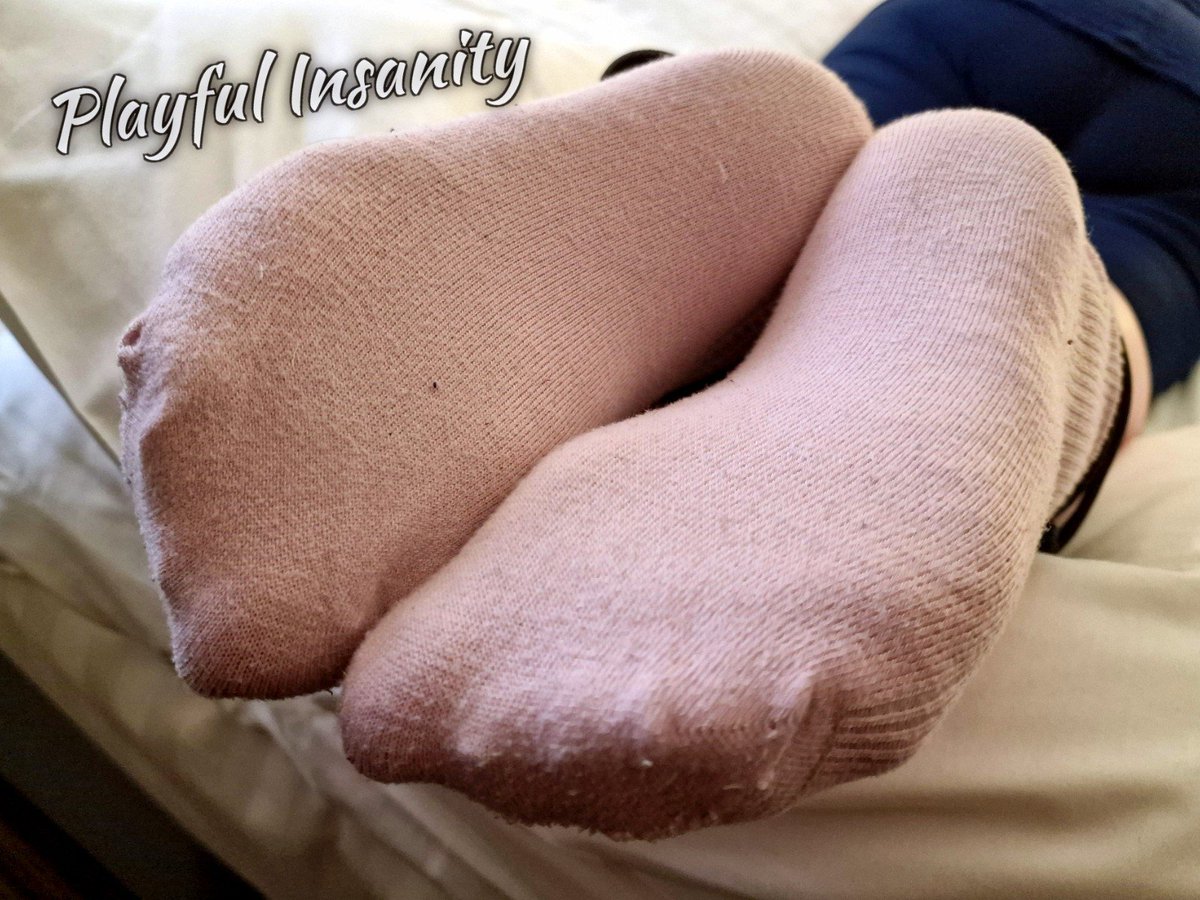 So here we have Herinthecorner relaxing on the bed with her feet hanging over the edge...
Just waiting for someone to pounce oh her and give them some attention.
Well how could I resist? 

patreon.com/PlayfulInsanity 

#tickling #Feet
