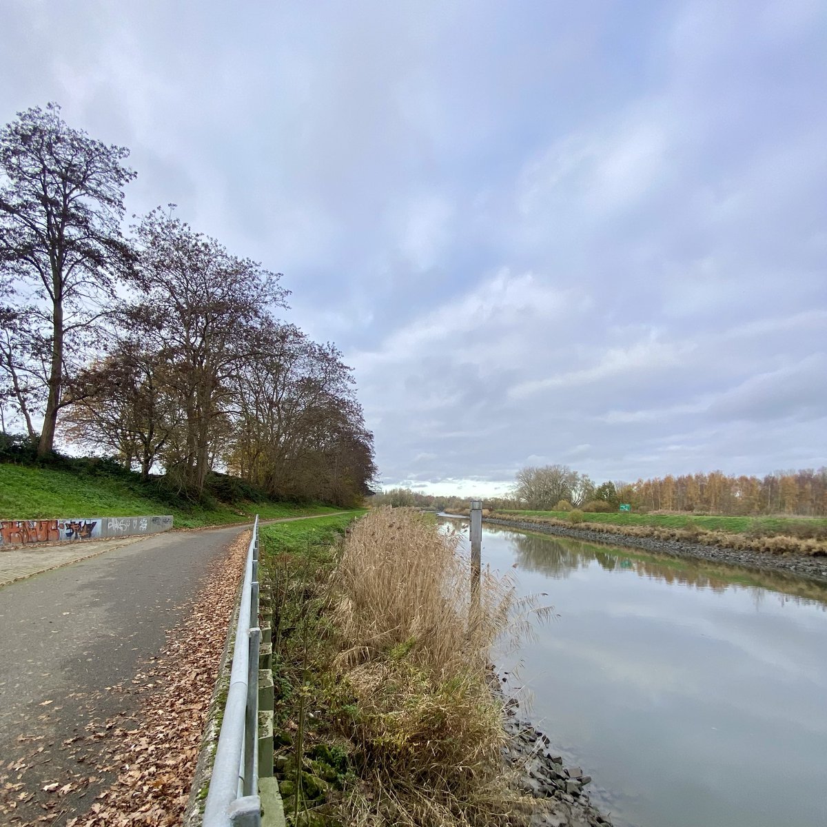 #vrtweer <a href="/Weerbord/">Weerbord☀️☔️</a> <a href="/MeteovistaBe/">meteovista.be</a> <a href="/HetweerinBelgie/">Meteo Reni - Het weer in België</a> <a href="/NoodweerBenelux/">NoodweerBenelux</a> <a href="/BuienradarBE/">BuienradarBE</a> <a href="/HendrikRemue/">hendrik.remue@gmail.com</a> 
Schelde Melle, 03/12, 11.30