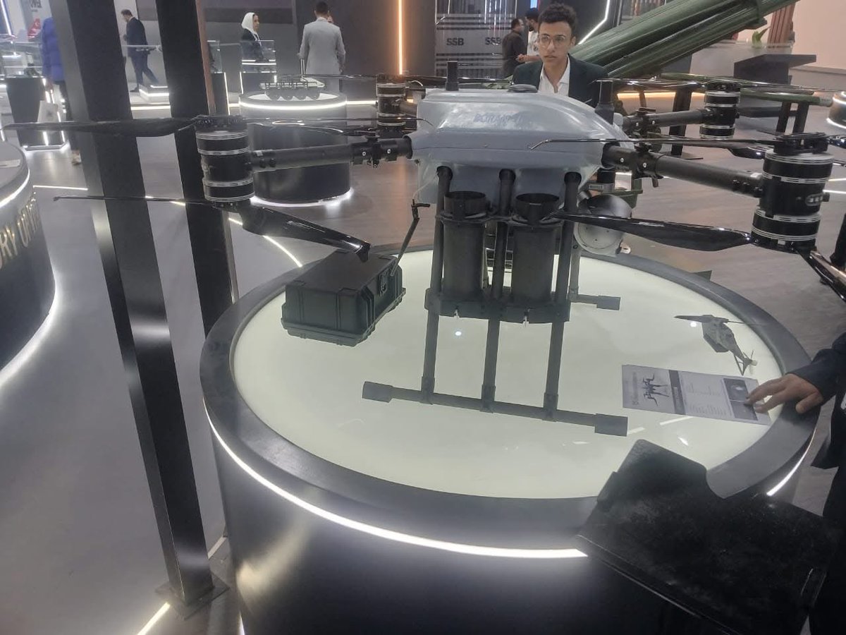 Foad2442's tweet image. 🌠صور من داخل جناح عرض شركة أمستون المصرية لطائرات بدون طيار وطائرة إنتحارية وذخائر محلية مشابهة لقنابل جو أرض الأمريكية MK و قنبلة BLU-109 … إيديكس 2025 …

#الجيش_المصري_عزنا_وفخرنا 🇪🇬🇪🇬