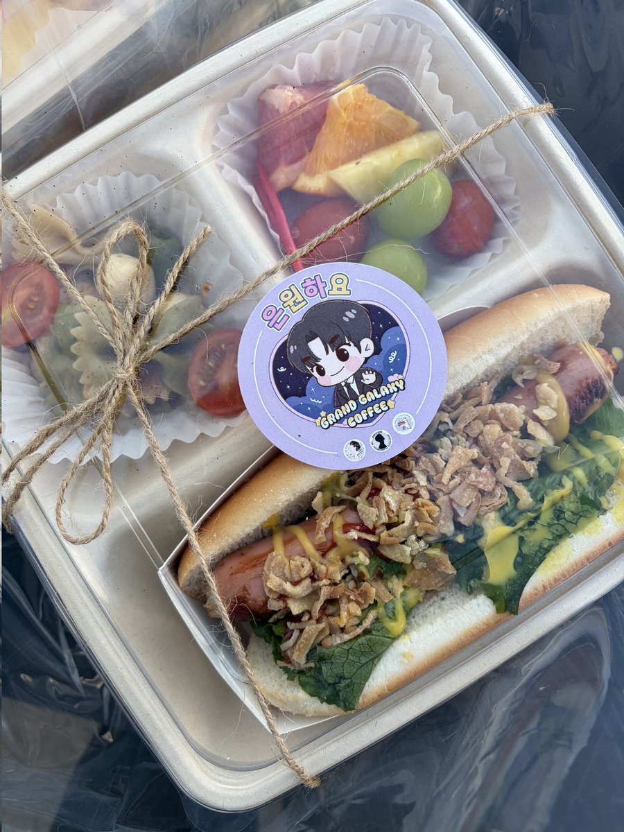 leedohyunite's tweet photo. As well special box that safely delievered to Lee Dohyun, Shin Siah, that successfully delivered thru managers today 🥰

Lee Dohyun was busy filming today that we could only take a brief look of our coffee truck but ordered hot peppermint as well as hot sweet steam milk today! https://t.co/02sm5gz5IC