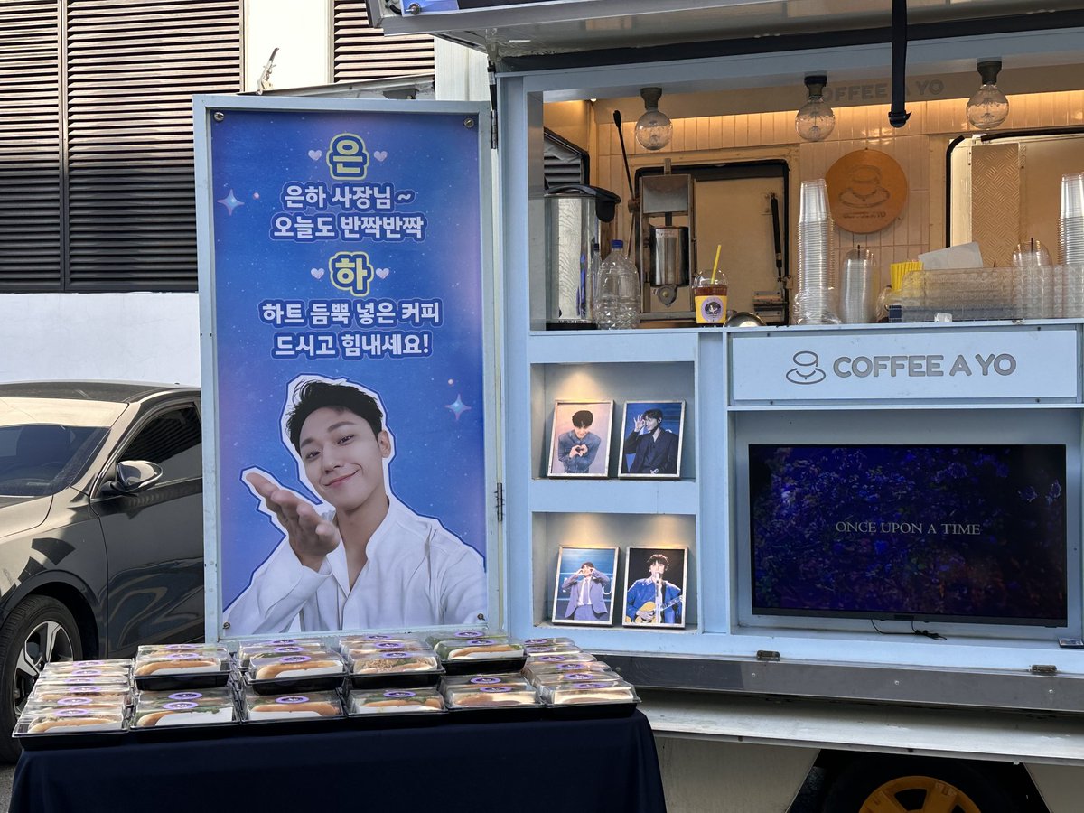 leedohyunite's tweet photo. As well special box that safely delievered to Lee Dohyun, Shin Siah, that successfully delivered thru managers today 🥰

Lee Dohyun was busy filming today that we could only take a brief look of our coffee truck but ordered hot peppermint as well as hot sweet steam milk today! https://t.co/02sm5gz5IC