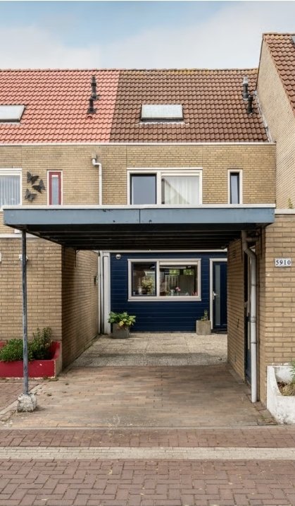 Einde van een tijdperk. Het huis waar mikn ouders zo'n 27 jaar woonden is overgedragen aan de nieuwe eigenaar. Sinds het vertrek van mijn moeder begin dit jaar naar 't verzorgingstehuis en mijn vader in juni naar 't hospice was het al minder "thuis", maar nu helemaal niet meer.