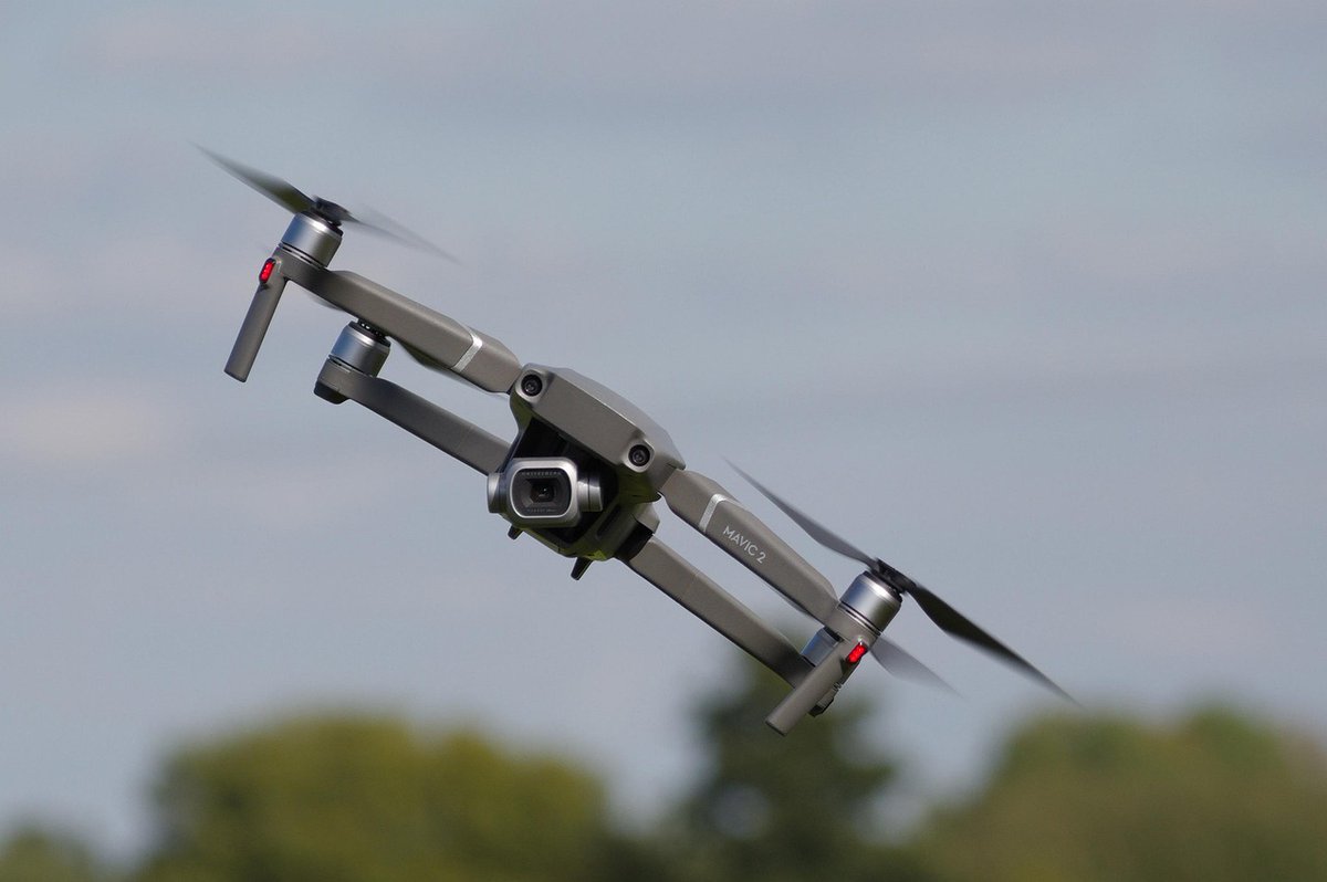 djirumor's tweet photo. DJI drone owners must register drones over 250g by 2025 to avoid fines up to $10,000.
FAA, CAAS, and CAA rules now require Remote ID broadcasting and visible registration.
Stay compliant or risk grounding and penalties. #DroneLaws #RemoteID
(1/2) https://t.co/r7DF1gZvqb