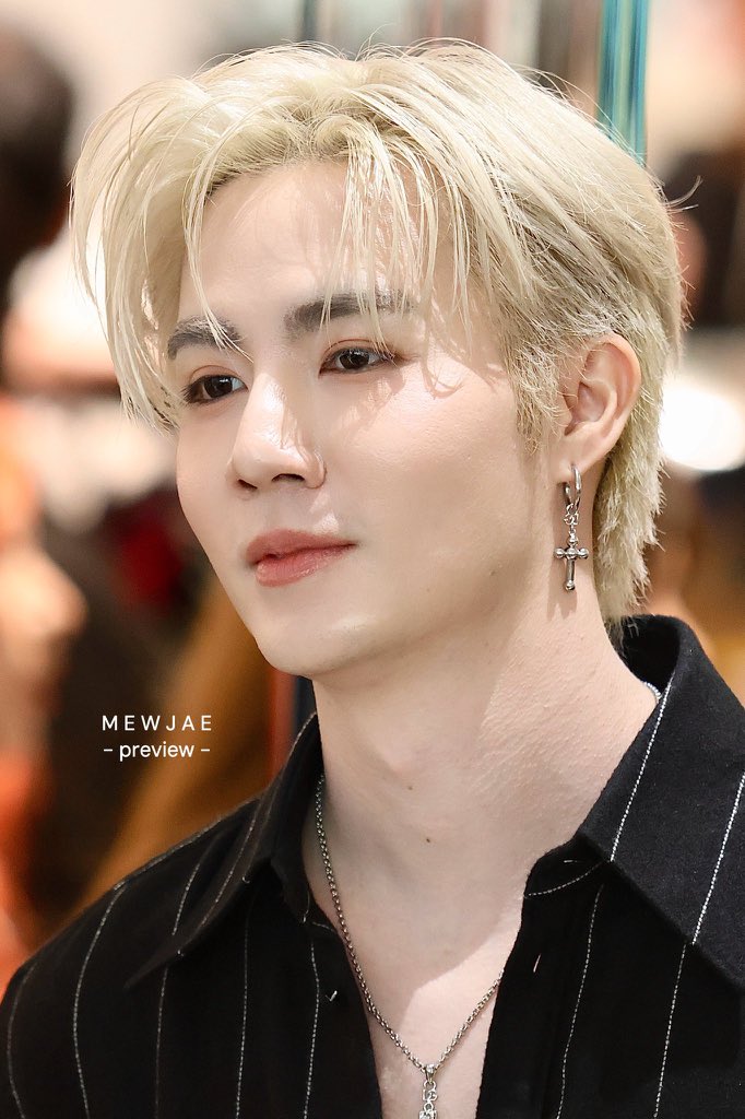 ununishappyy's tweet photo. พูดจริงๆ เบ้าหน้าอย่างพี่ซีไม่ได้หล่อแบบคนปกติ ฮีหล่อเหมือนเทพ หล่อแบบเท้าไม่แตะพื้นอะ

ZEENUNEW AT DG CAFFE
#DGCaffexZeeNuNew
#DolceGabbana https://t.co/LWVk3vDYqN