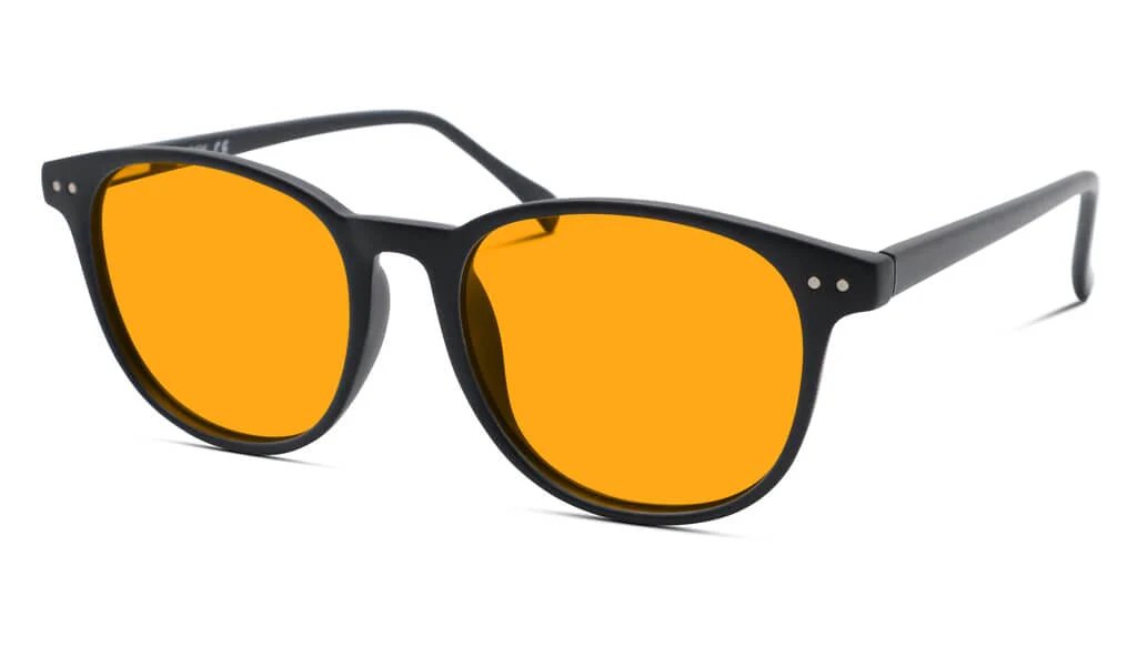 LAS GAFAS ANTI LUZ AZUL: EL MEJOR DETECTOR DE CHARLATANES QUE EXISTE

El otro día vi un podcast. Una tía hablando de salud. Gafas amarillas enormes. Luz suave. Plantas de fondo. Aesthetic de "te cuido pero con velas de 40 euros".
Se presentó como "médica integrativa". No era