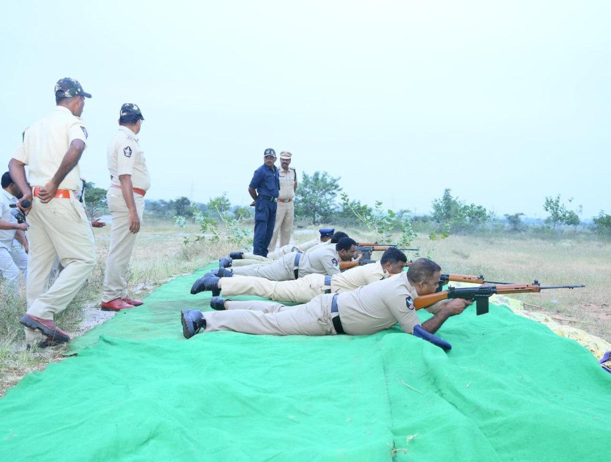 AnantapurPolice's tweet photo. జిల్లా ఎస్పీ శ్రీ పి.జగదీష్ IPS గారి ఆదేశాల మేరకు... ప్రిజనర్స్ ఎస్కార్ట్ సిబ్బందికి, గార్డు డ్యూటీల సిబ్బందికి మరియు పీఎస్వోలకు ఫైరింగ్ సాధన .
@APPOLICE100
#AndhraPradeshPolice
#anantapurpolice
#FiringTraining
#PoliceTraining
#GuardDuties
#PSOTraining https://t.co/SM3HTU6QSm