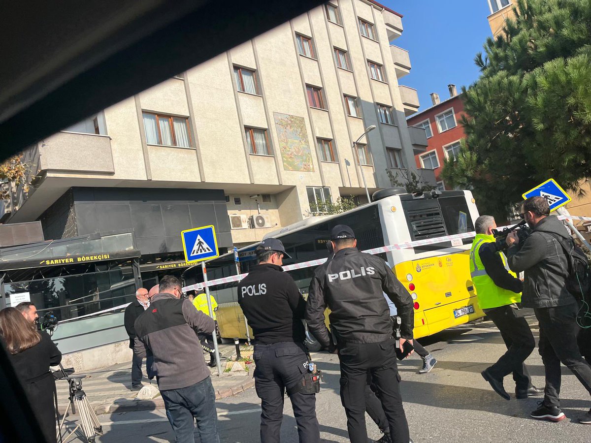 asral0197's tweet image. İstanbul&apos;un çivisi çıktı... İETT İstanbullulara dehşeti yaşatmaya devam ediyor.

Üsküdar Karlıdere Caddesi&apos;nde bir araçla çarpışan İETT otobüsü cadde üzerinde bulunan börekçiye girdi. 

Kazada otobüs şoförü dahil 4 kişi yaralandı!
Hezimette Tam Yol İleri