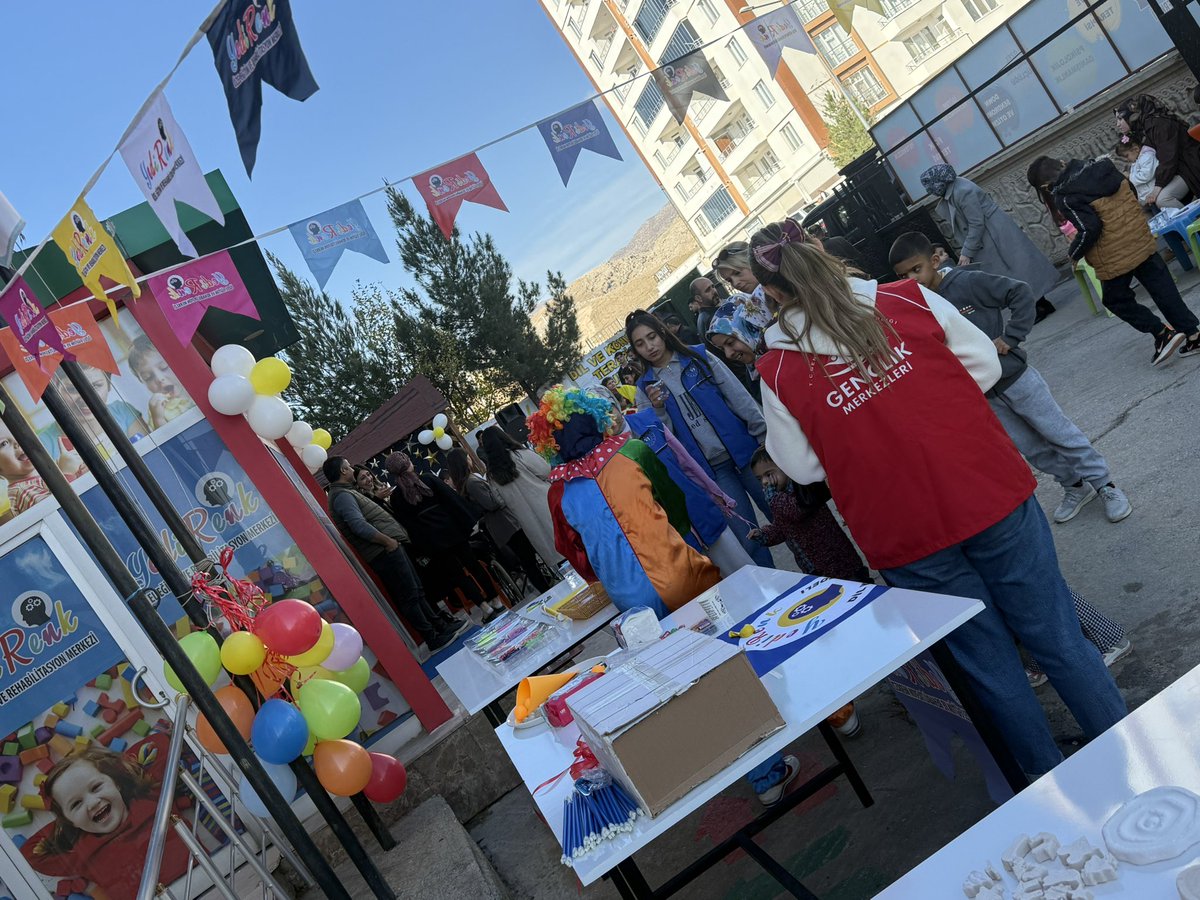 En büyük engel sevgisizliktir...
SEVGİ VARSA ENGEL YOKTUR!❤️
Bir gün değil her gün yanınızdayız. 
#3AralıkDünyaEngellilerGünü