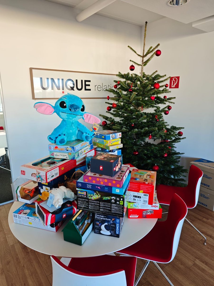 Aktion Christkind: 
alle MitarbeiterInnen spenden, Chef verdoppelt. 
Heute wird gemeinsam eingepackt und dem Samariterbund übergeben, der damit Kindern eine Freude macht.