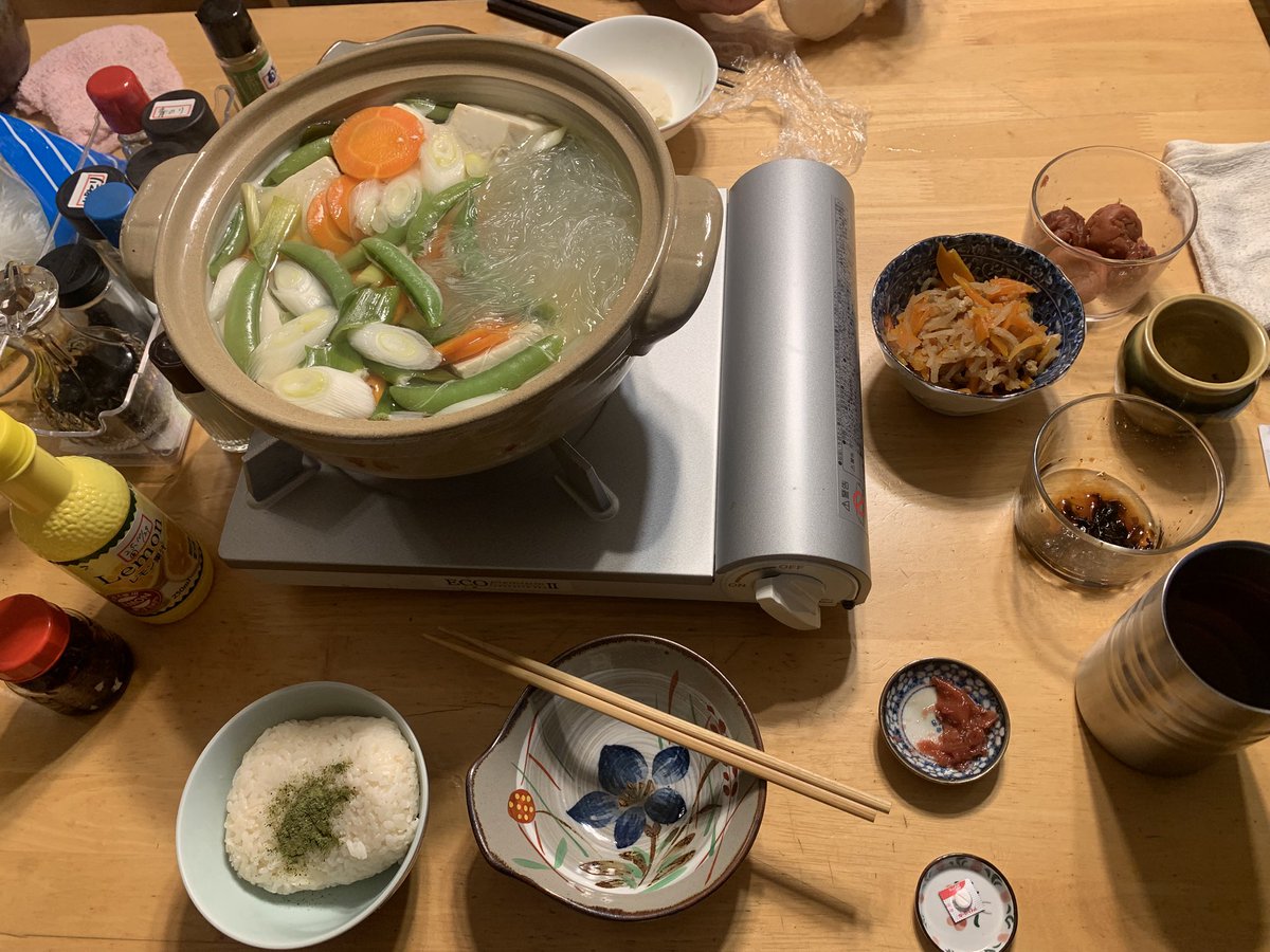 有り合わせの野菜天
期限切れうどん半分ずつ
鍋の残りの味噌汁
湯豆腐春雨檸檬🍋醤油
