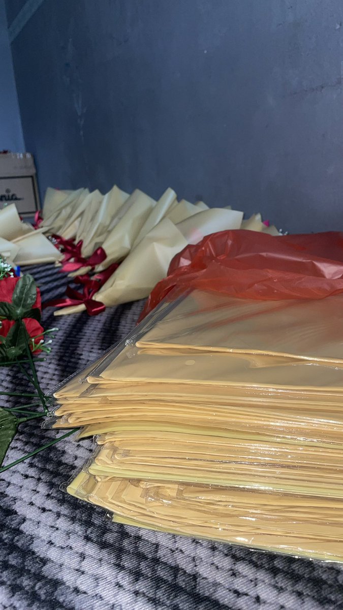 zimahshafawi's tweet photo. helo felo fren! 
ada yg cari wrapping paper waterproof tak? let me know plisss, saya ada extra untuk kaler ni ☺️ 

sebab jual- terlebih beli. 
1 pack 20pcs RM8 boleh pickup. exclude delivery / pos https://t.co/TWQBrFPkqC