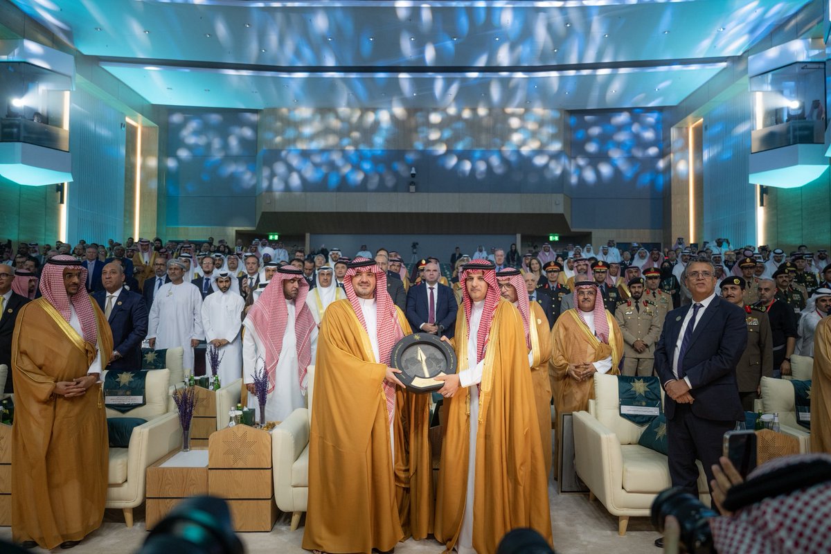 أسعدني صدور الثقة الملكية الكريمة بتمديد خدمة معالي الدكتور عبدالمجيد بن عبدالله البنيان رئيسًا لـ #جامعة_نايف_العربية للعلوم الأمنية لأربع سنوات قادمة.

ثقةٌ مستحقّة لإنجازات ملموسة ورحلة عمل مخلصة عزّزت حضور الجامعة ورسالتها عربيًا وإقليميًا ودوليا .

كل الدعوات لمعاليه بدوام