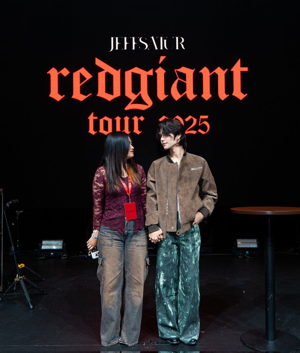 szkra87's tweet photo. 'Cause I know it's too late to say goodbye
But only just one more night, can I hold your hand tight ?'
@jeffsatur #JeffSaturInKL #RedGiantTour #RedGiantInKL #Saturdayss #MYsatss #JeffSaturRedGiantTour @studio_onsaturn https://t.co/X1dNzAYRbC