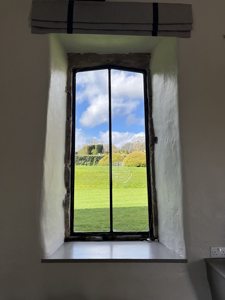 FloralRainbowAW's tweet image. For #WeekWForWindows #AlphabetChallenge 
Pretty view through a window in the old coach house Tissington Hall 🌳