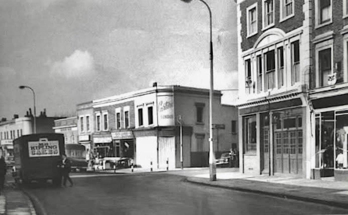 starcars_ldn's tweet photo. The Blue. Southwark park road. The blue anchor pub on the right.
.
☎️- 0207 231 1234 
.
Pre-Booking Guaranteed - Comfort with Safety 
.
@starcars_ldn — https://t.co/BLlE3XHak6 
.
.
.
.
#minicabs #cabs #taxi #bermondsey #rotherhithe #surreyquays #london #southwark #se16 #theblue https://t.co/LY0xd9zis3