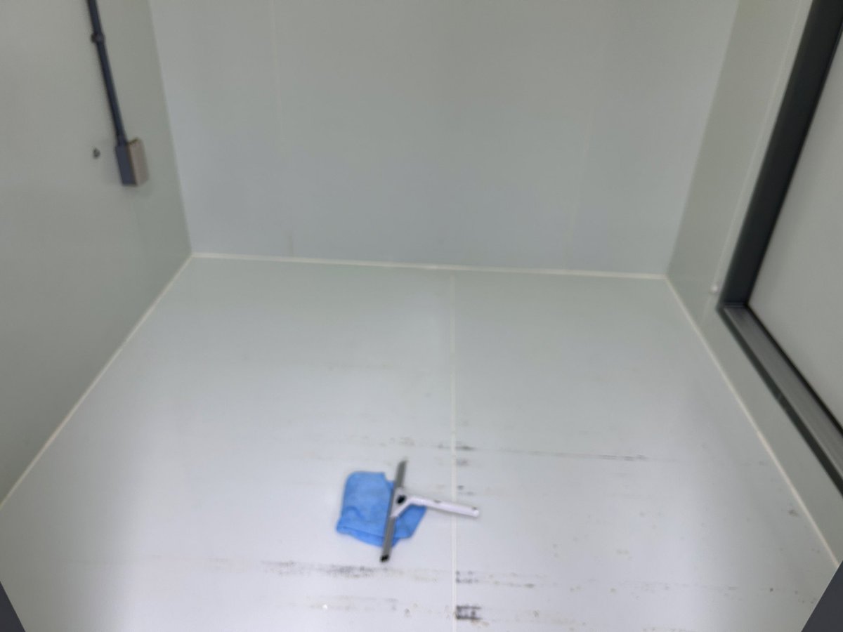 今日は職場の大型冷蔵庫の中を大掃除した。中の物を全て出してまるっと洗う。