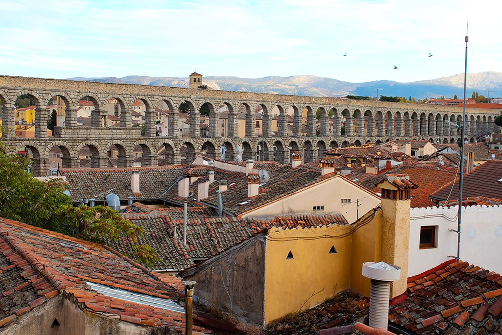 A veces basta cambiar un ángulo… para encontrar una ciudad nueva. Una mirada diferente al Acueducto. A través de los tejados de Segovia descubrimos, sombras y líneas antiguas que cuentan muchas historias. shre.ink/qLLB