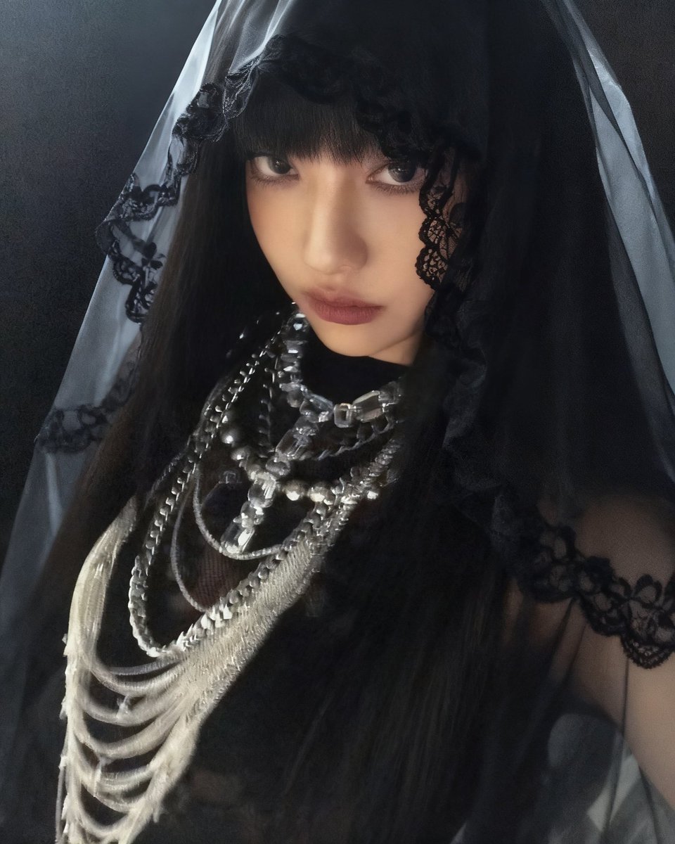 ningning_fei's tweet photo. Black veil for coronation, the dark princess holds her own sharpness.

#NINGNING https://t.co/KsMEyHgZWj