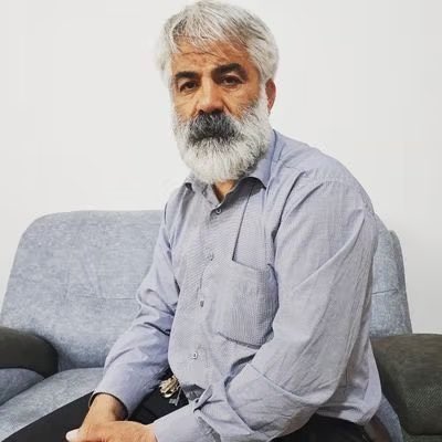 «نه قاتلم، نه مجرم، فقط پدر بودم»

با دستفروشی پسرت را بزرگ کردی و چون دادخواهش بودی به
۷ سال و ۸ ماه حبس محکوم شدی.

#ماشالله_کرمی