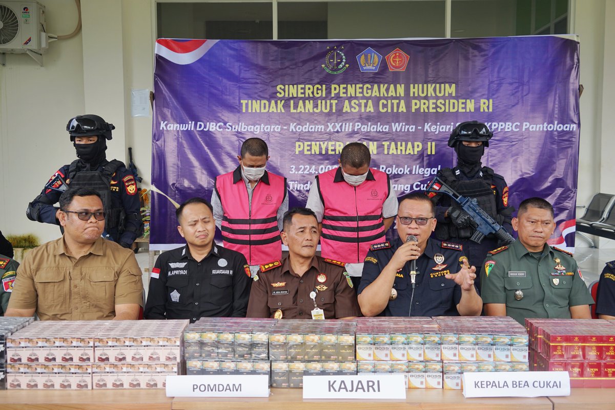 Bea Cukai Pantoloan menyerahkan 2 (dua) Orang tersangka dan barang bukti rokok ilegal sebanyak 3.224.000 batang kepada Kejaksaan Negeri Kabupaten Sigi dalam pelaksanaan Tahap II penanganan perkara tindak pidana di bidang cukai, pada Selasa (02/12)