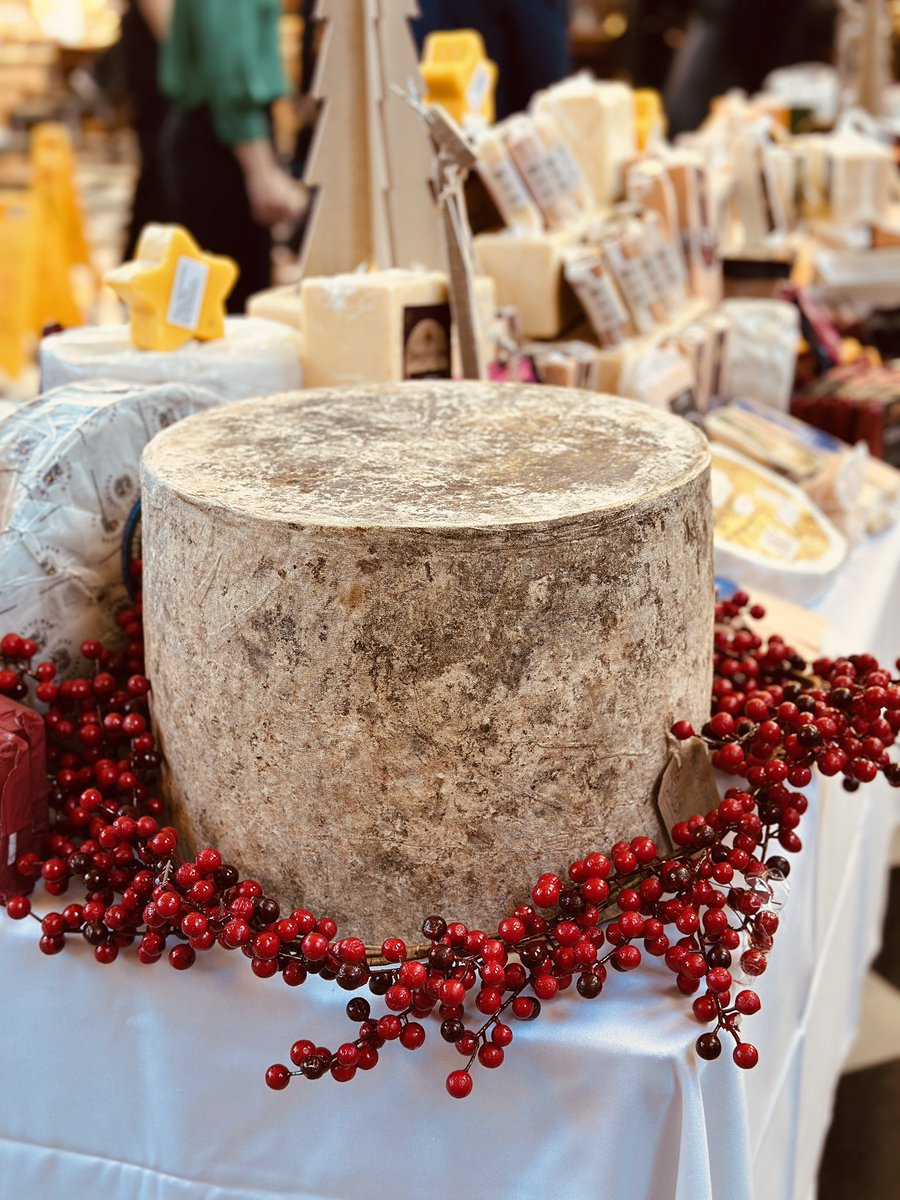 Today’s ceremonial cheese is a magnificent 24Kg Montgomery cheddar! Ceremony of the Christmas Cheeses #CheeseCeremony <a href="/RHChelsea/">Royal Hospital Chelsea</a>