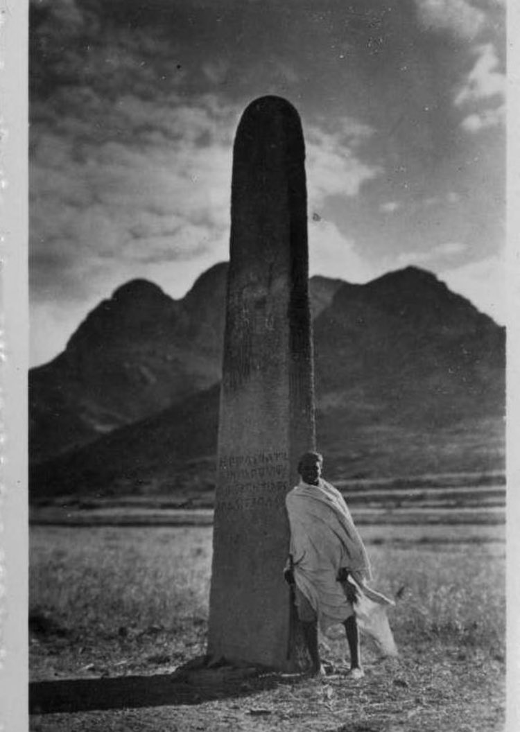 eritrean_post's tweet photo. An Eritrean child next to Hawulti obelisk (1930s) #Eritrea #Eritreanhistory #Metera https://t.co/i02bZmBUCt