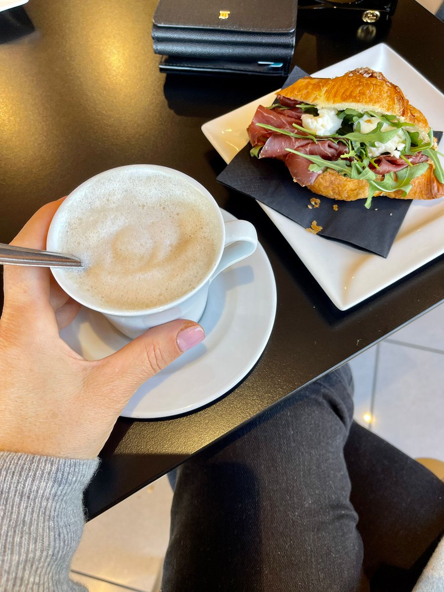 Slow Mediterranean morning ☕✨
Coffee in hand, prosciutto–arugula croissant on the side, and a quiet moment to breathe.
Simple, real, perfect. 🌿
#AlmasHealthyCooking #MediterraneanLifestyle #MorningCoffee #SimpleLiving #RealFood