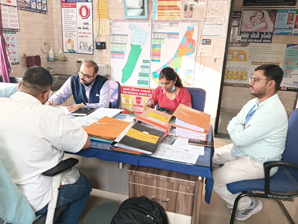 AmdavadAMC's tweet image. એન.સી.ડી.સી., દિલ્હીના એપિડેમિક ઇન્ટેલિજન્સ સર્વિસ (ઈ.આઈ.એસ.) અધિકારી,  ડૉ. વરુણ ક્વાત્રાએ  અમદાવાદ મ્યુનિસિપલ કોર્પોરેશનના ઈન્દ્રપુરી આરોગ્ય કેન્દ્રની મુલાકાત લીધી હતી અને વૅક્સિન પ્રિવેન્ટેબલ ડિસીઝીસ (વી.પી.ડી.) સંબંધિત સર્વેલન્સ, રિપોર્ટિંગ તથા રસીકરણ કામગીરીનું વિશ્લેષણ…