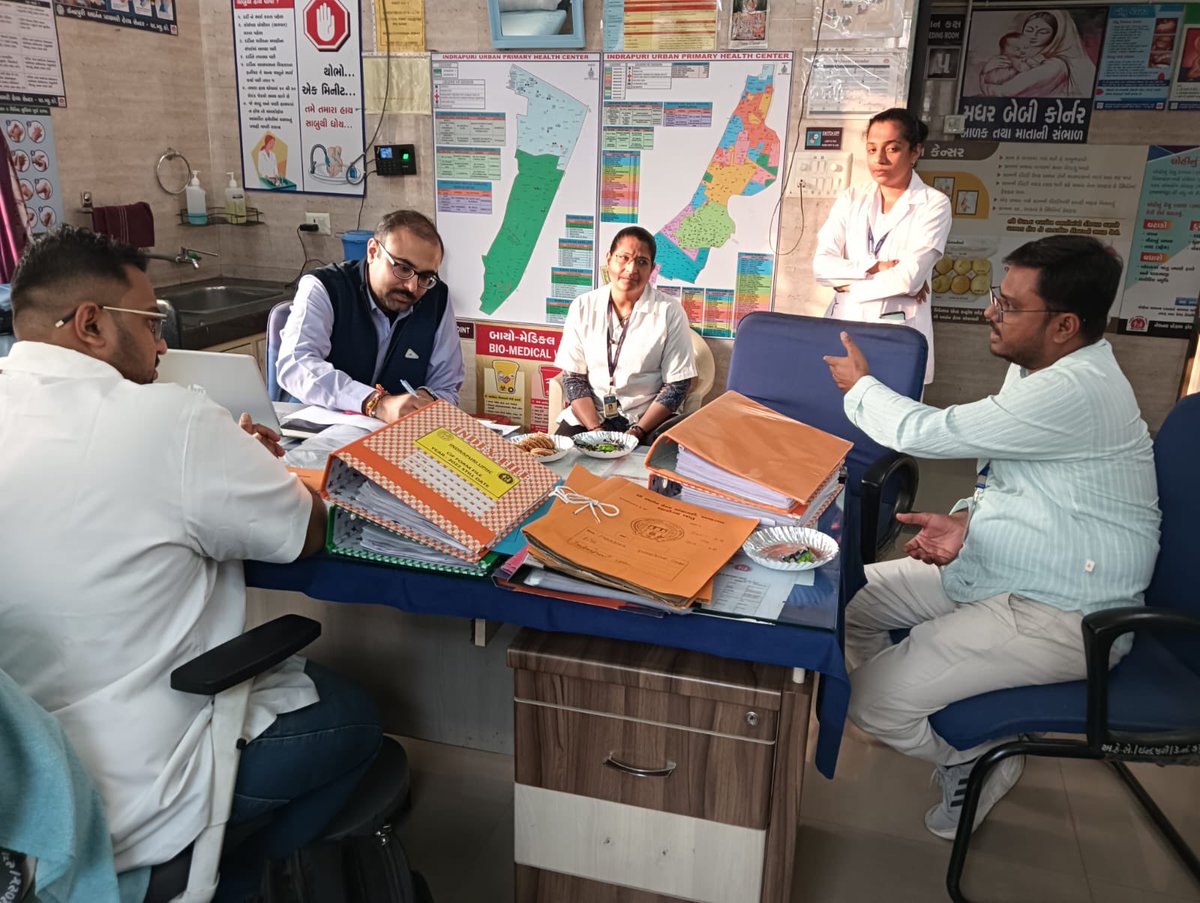 AmdavadAMC's tweet image. એન.સી.ડી.સી., દિલ્હીના એપિડેમિક ઇન્ટેલિજન્સ સર્વિસ (ઈ.આઈ.એસ.) અધિકારી,  ડૉ. વરુણ ક્વાત્રાએ  અમદાવાદ મ્યુનિસિપલ કોર્પોરેશનના ઈન્દ્રપુરી આરોગ્ય કેન્દ્રની મુલાકાત લીધી હતી અને વૅક્સિન પ્રિવેન્ટેબલ ડિસીઝીસ (વી.પી.ડી.) સંબંધિત સર્વેલન્સ, રિપોર્ટિંગ તથા રસીકરણ કામગીરીનું વિશ્લેષણ…