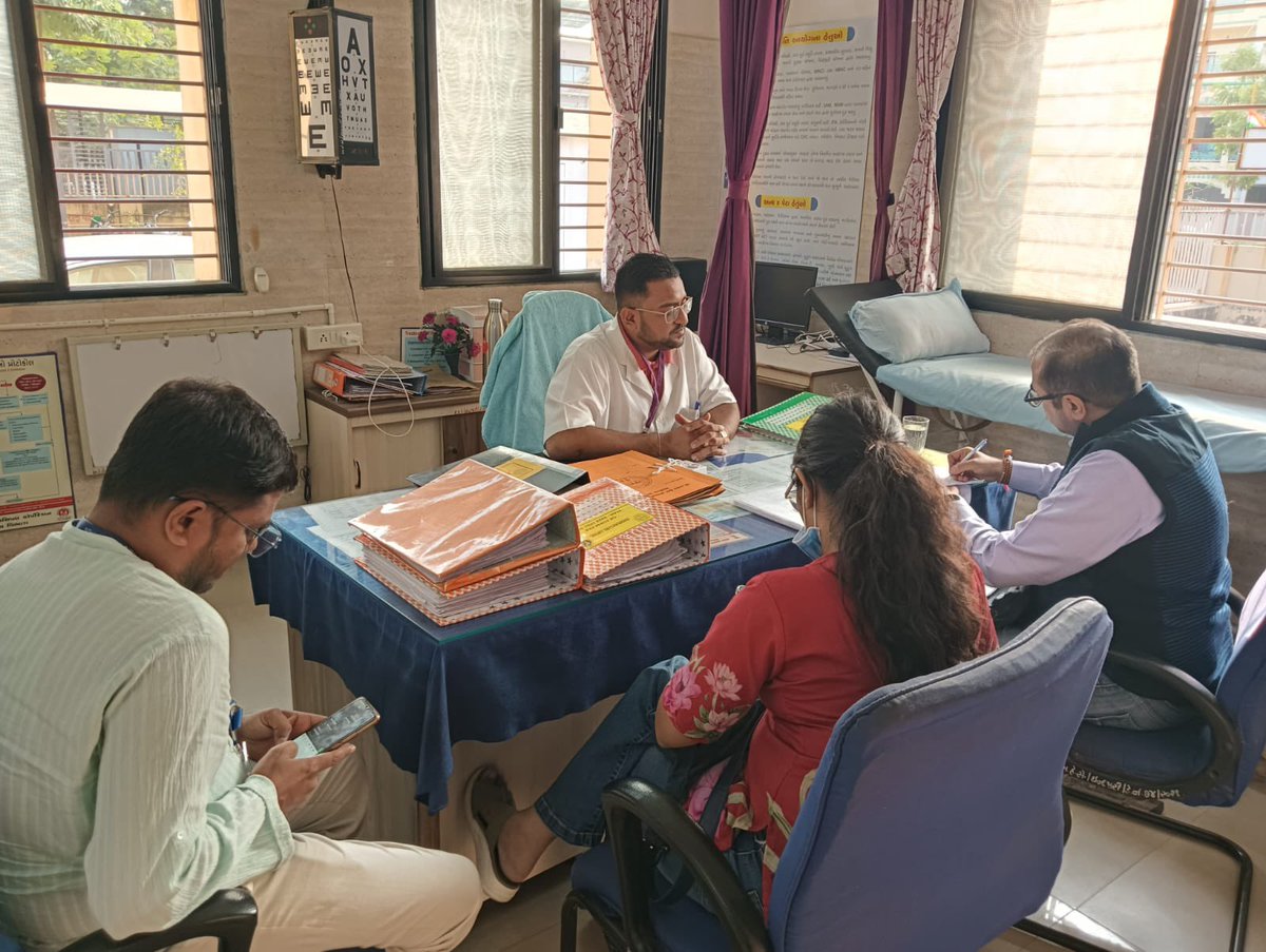 AmdavadAMC's tweet image. એન.સી.ડી.સી., દિલ્હીના એપિડેમિક ઇન્ટેલિજન્સ સર્વિસ (ઈ.આઈ.એસ.) અધિકારી,  ડૉ. વરુણ ક્વાત્રાએ  અમદાવાદ મ્યુનિસિપલ કોર્પોરેશનના ઈન્દ્રપુરી આરોગ્ય કેન્દ્રની મુલાકાત લીધી હતી અને વૅક્સિન પ્રિવેન્ટેબલ ડિસીઝીસ (વી.પી.ડી.) સંબંધિત સર્વેલન્સ, રિપોર્ટિંગ તથા રસીકરણ કામગીરીનું વિશ્લેષણ…