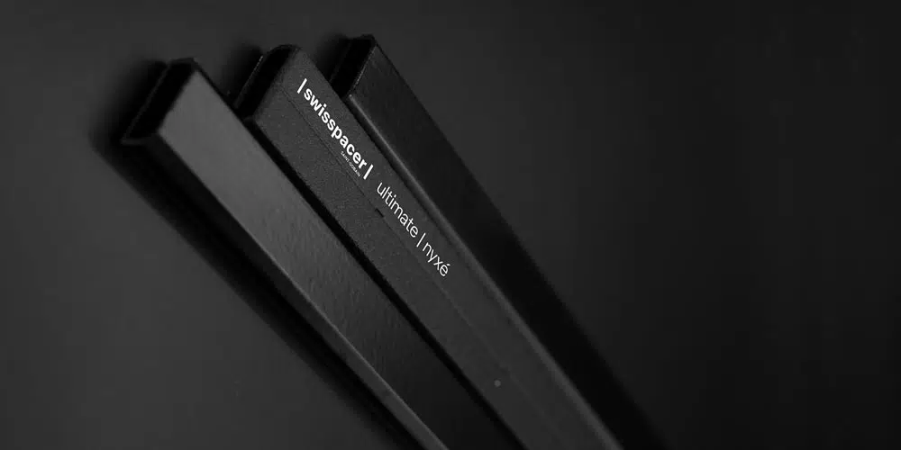 saintgobain's tweet photo. [#SGExpert]
🪟#Swissspacer lance le "Swisspacer Ultimate | Nyxé", composé de 33 % de matériaux recyclés. 
👍Un nouveau produit qui s’inscrit dans la lignée des solutions durables de Saint-Gobain, telles que le verre ORAÉ®.
🖊️@echodelabaie
🔗https://t.co/mTzQ6uAIbX https://t.co/B18uQP1CVl