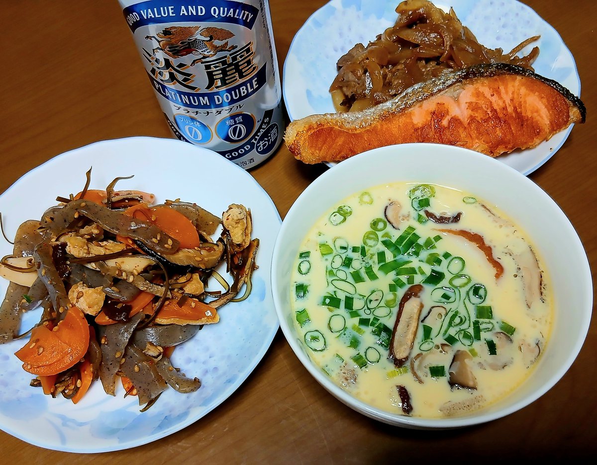 こんばんは
今日も一日お疲れ様でした
今夜のお家ご飯は　焼き魚と
ピリ辛コンニャク、有合せの材料で茶碗蒸しを作りました　今から
頂きます　🍻