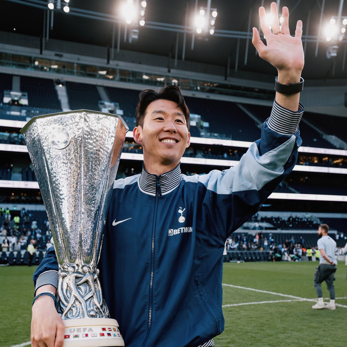 SpursOfficial's tweet photo. Sonny’s coming home 🤍

Heung-Min Son will return to Tottenham Hotspur Stadium for the first time since leaving the Club to bid farewell to our home fans at our UEFA Champions League fixture with SK Slavia Praha on Tuesday 9th December.