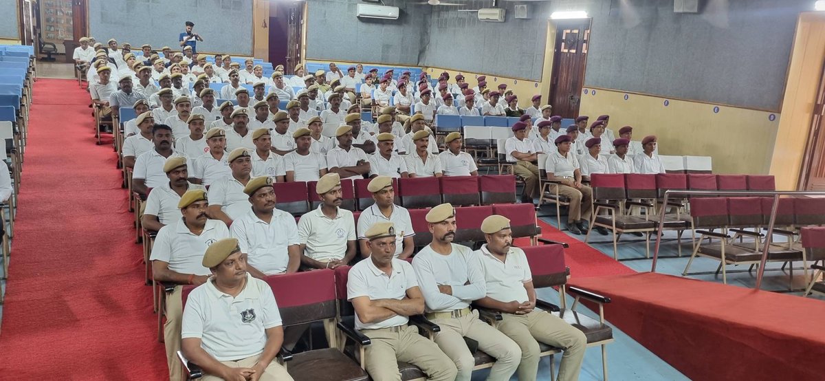 homeguard07's tweet photo. આજ રોજ આણંદ જિલ્લા ખાતે આવેલ કૃષિ યુનિવર્સિટી મુકામે મા.કેમ્પ કમાન્ડન્ટશ્રી પ્રણવ એસ સાગર સાહેબના માર્ગદર્શન હેઠળ રાજ્ય કક્ષા પરેડ તાલીમ કેમ્પમા તાલીમ લઈ રહેલા હોમગાર્ડઝ સભ્યો માટે આજે પ્રાકૃતિક કૃષિ અંગેના કાર્યક્રમ નું આયોજન કરવામાં આવ્યું હતું. https://t.co/rFTAQpXbDV