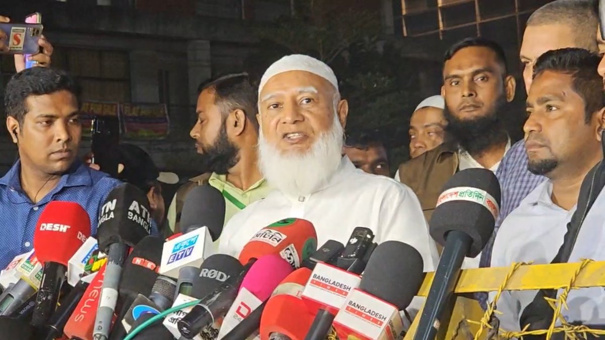 بنگلہ دیش کی بدلتی حریفانہ سیاست میں خوشگوار ہوا کا جھونکا
امیر جماعت اسلامی بنگلہ دیش ڈاکٹر شفیق الرحمن نے ہسپتال جا کر بی این پی کی چیئرپرسن خالدہ ضیاء کی خیریت دریافت کی اور ان کی جلد صحتیابی کی دعا کی، نیک خواہشات کا اظہار کیا۔ 
دونوں جماعتیں الیکشن میں مدمقابل ہیں۔