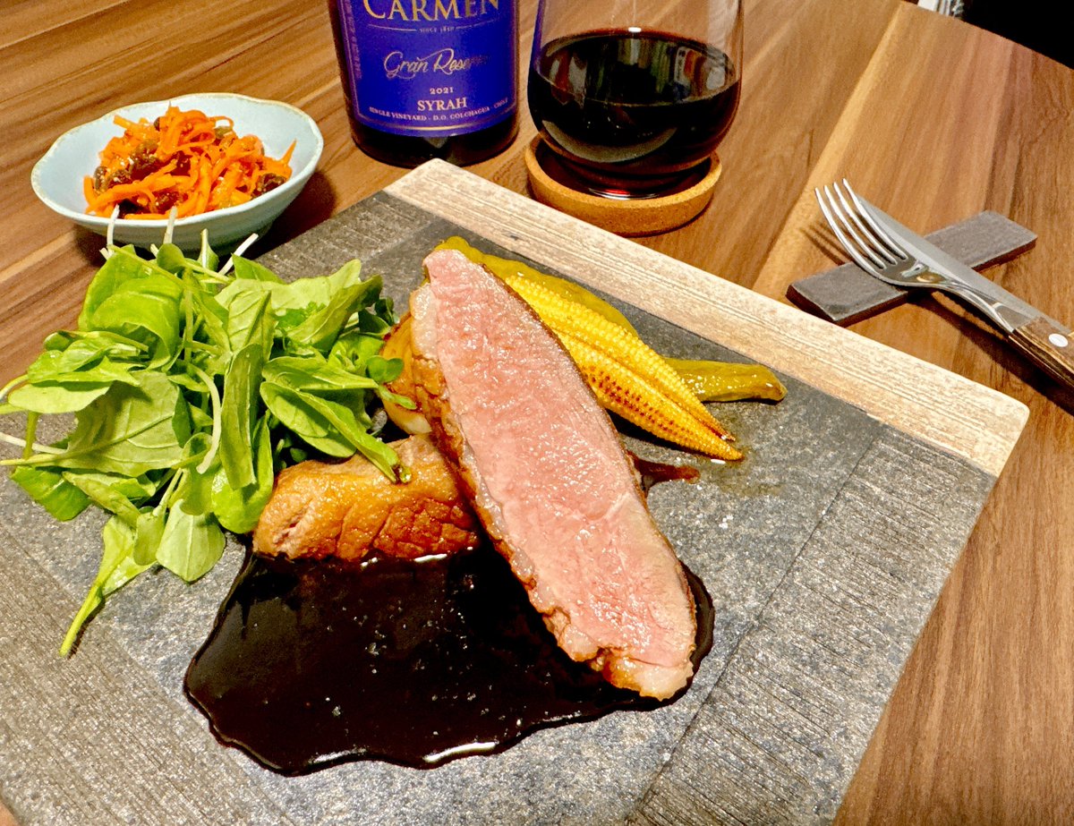 シラーが飲みたくてカモを焼いた🦆
焼いてる間に飲んでたらボトル半分無くなったw
美味すぎる〜🦆🦆🦆
 #おうちごはん