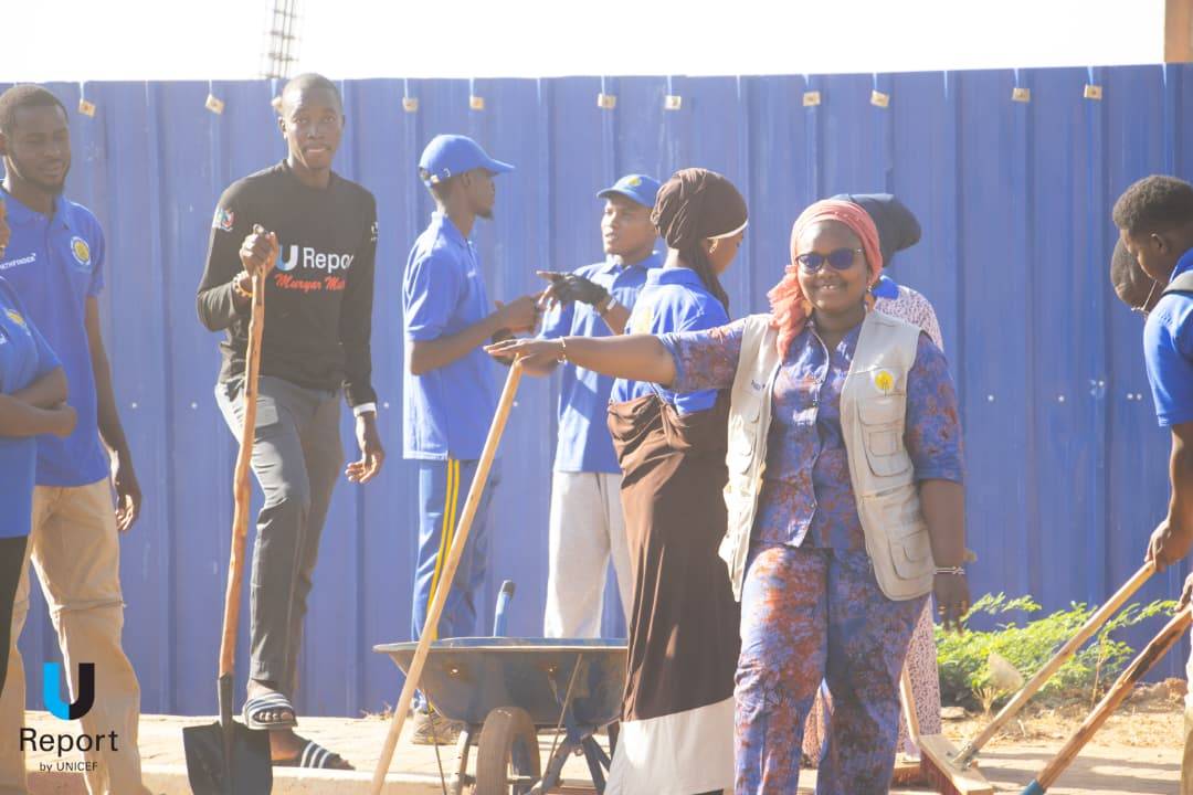 Les U-Report de Niamey ont pris part à l’activité de salubrité organisée à la corniche de Yantala par l’Administratrice Déléguée de la Commune 1. Une belle occasion de réaffirmer notre engagement citoyen et de contribuer à la propreté et au bien-être de nos communautés.