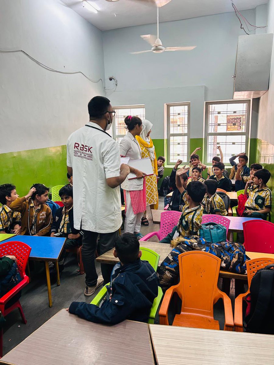 AmdavadAMC's tweet image. અમદાવાદની વિશ્વભારતી સ્કૂલ કેમ્પસમાં SH-RBSK (સ્કુલ હેલ્થ -રાષ્ટ્રીય બાલ સ્વાસ્થ્ય કાર્યક્રમ હેઠળ  સ્ક્રિનિંગ અને હિમોગ્લોબિન (Hb) ટેસ્ટિંગનું વિશેષ કાર્યક્રમ યોજાયું હતું. આ કાર્યક્રમમાં મિરઝાપુર આરોગ્ય કેન્દ્ર આરબીએસકે મેડીકલ ઓફીસર અને ટીમ, સેન્ટ્રલ ઝોન, અમદાવાદ મ્યુનિસિપલ…