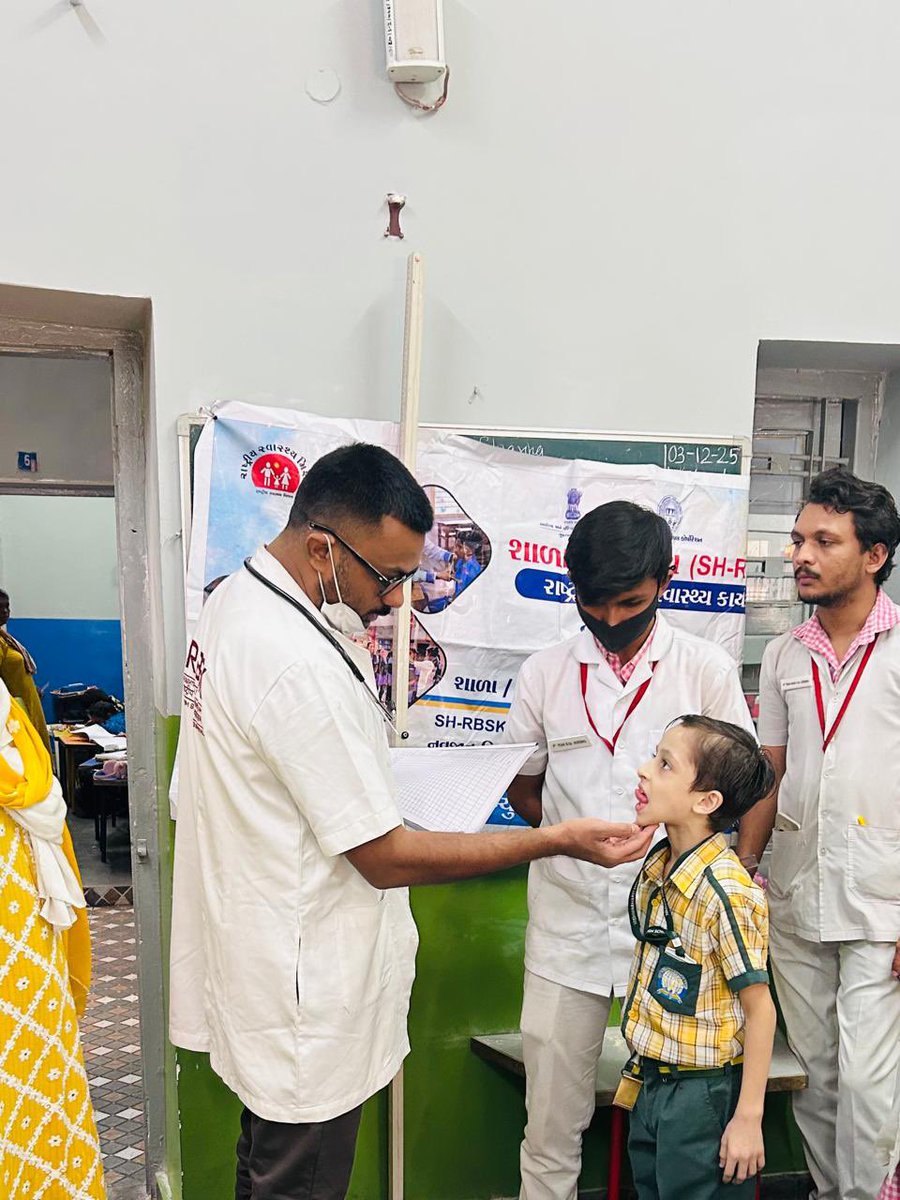 AmdavadAMC's tweet image. અમદાવાદની વિશ્વભારતી સ્કૂલ કેમ્પસમાં SH-RBSK (સ્કુલ હેલ્થ -રાષ્ટ્રીય બાલ સ્વાસ્થ્ય કાર્યક્રમ હેઠળ  સ્ક્રિનિંગ અને હિમોગ્લોબિન (Hb) ટેસ્ટિંગનું વિશેષ કાર્યક્રમ યોજાયું હતું. આ કાર્યક્રમમાં મિરઝાપુર આરોગ્ય કેન્દ્ર આરબીએસકે મેડીકલ ઓફીસર અને ટીમ, સેન્ટ્રલ ઝોન, અમદાવાદ મ્યુનિસિપલ…