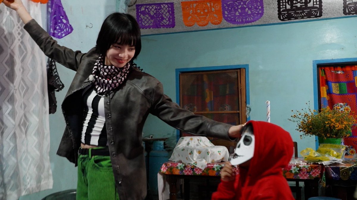 LALALIFE_TBS's tweet image. 今週の #ララLIFE チョイ見せ📸

#小松菜奈 メキシコ・死者の日へ🇲🇽💀

現地家族と市場を巡り、グルメを堪能し、
死者を迎えるパレードの準備をします❤️‍🔥

骸骨メイクにも挑戦！？

ぜひお楽しみに😊🌟

#さまぁ〜ず #三村マサカズ #青木崇高
#メキシコ #死者の日 #パレード