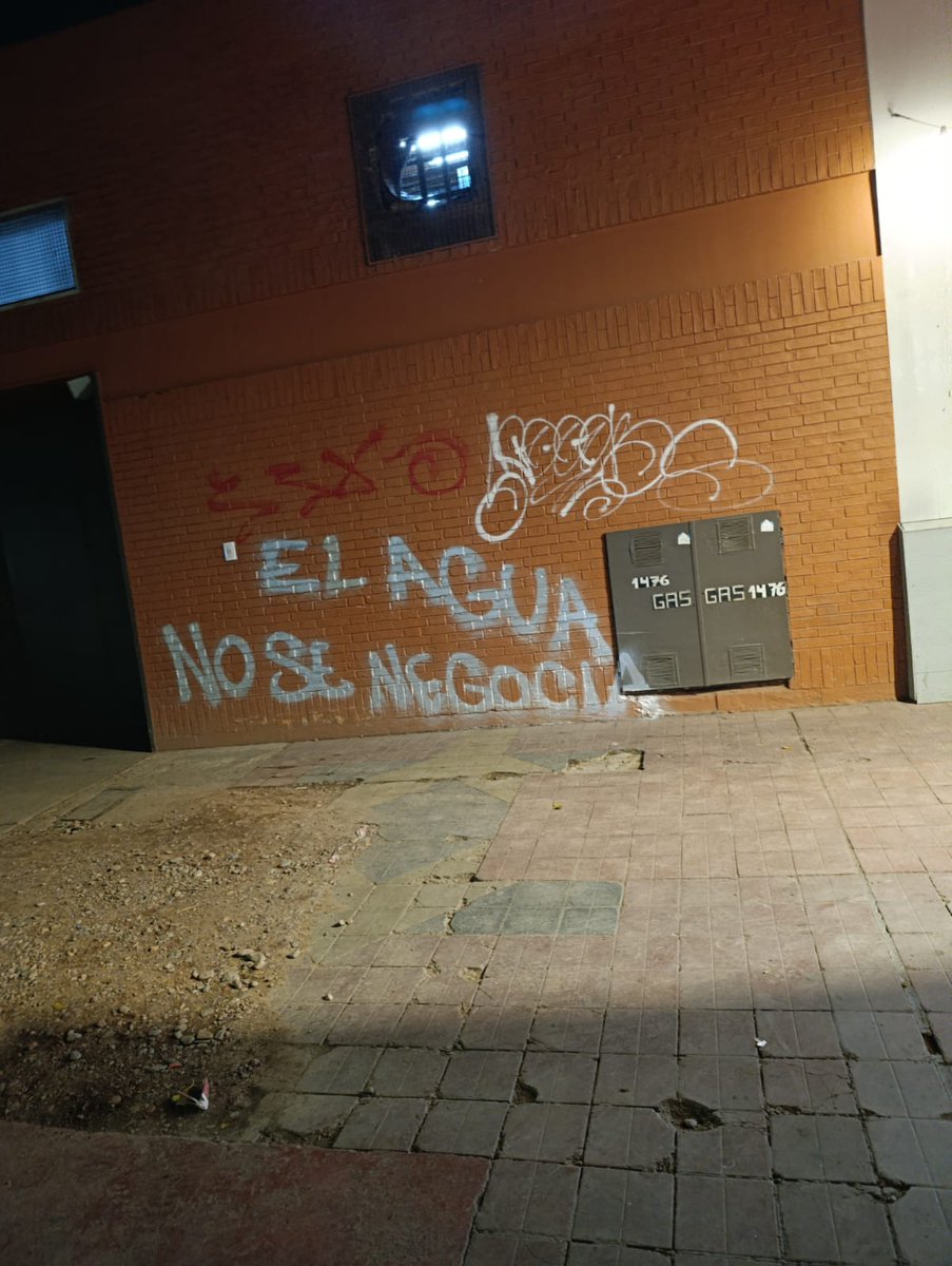 MercedesRus1's tweet image. Anoche, en la marcha, algunos grupos de antimineros eligieron la violencia y vandalizaron el microcentro. Dañaron bienes públicos que son de todos.