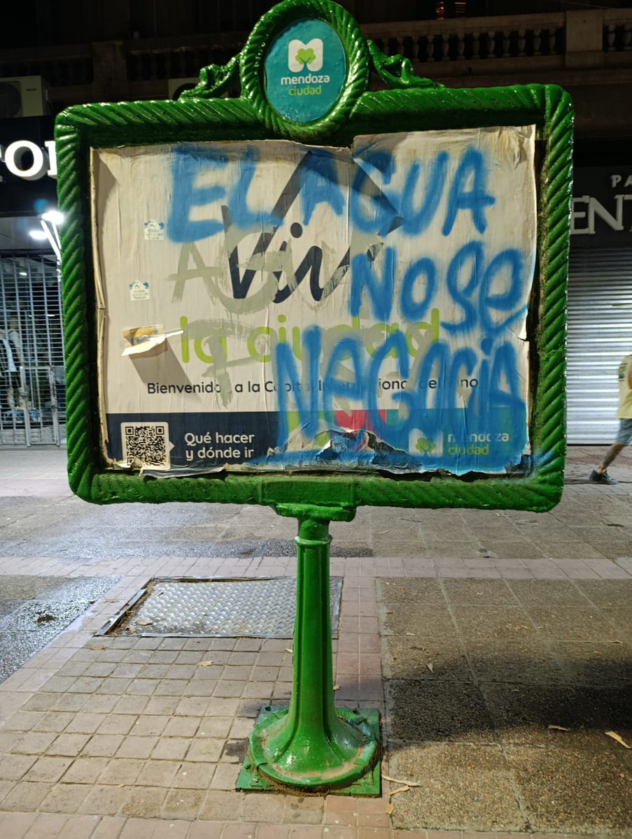 MercedesRus1's tweet image. Anoche, en la marcha, algunos grupos de antimineros eligieron la violencia y vandalizaron el microcentro. Dañaron bienes públicos que son de todos.