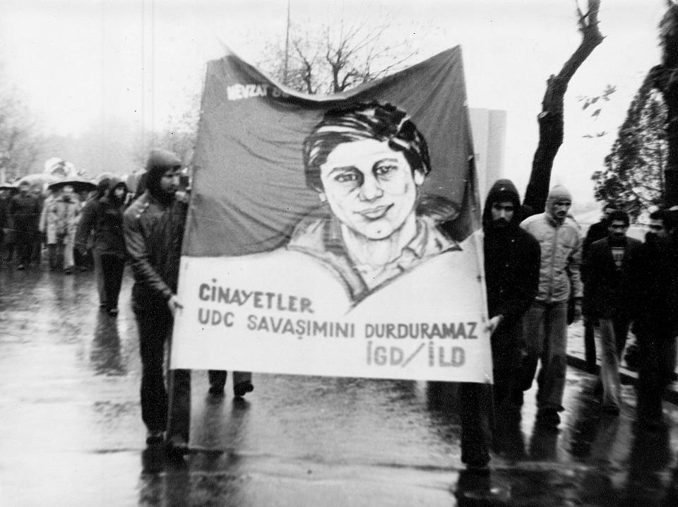 1977 yılının 2 Aralık’ı 3 Aralık’a bağlayan gece yarısında vurularak öldürülen Nevzat Bulut'u saygı ile anıyoruz.

İlerici Liseliler Derneği kurucu üyesi ve ilerleyen yıllarda İlerici Gençler Derneği üyesi olan Nevzat Bulut kısacık ömrüne çok büyük işler katmayı başarabilmiş genç