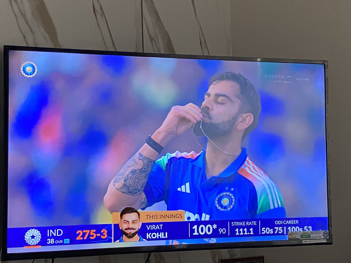 #INDvSA Just an another day for the king kohli at the age of 37 <a href="/imVkohli/">Virat Kohli</a> 👑👑 Back to back hundreds😍😍 #2ndODI #ViratKohli𓃵