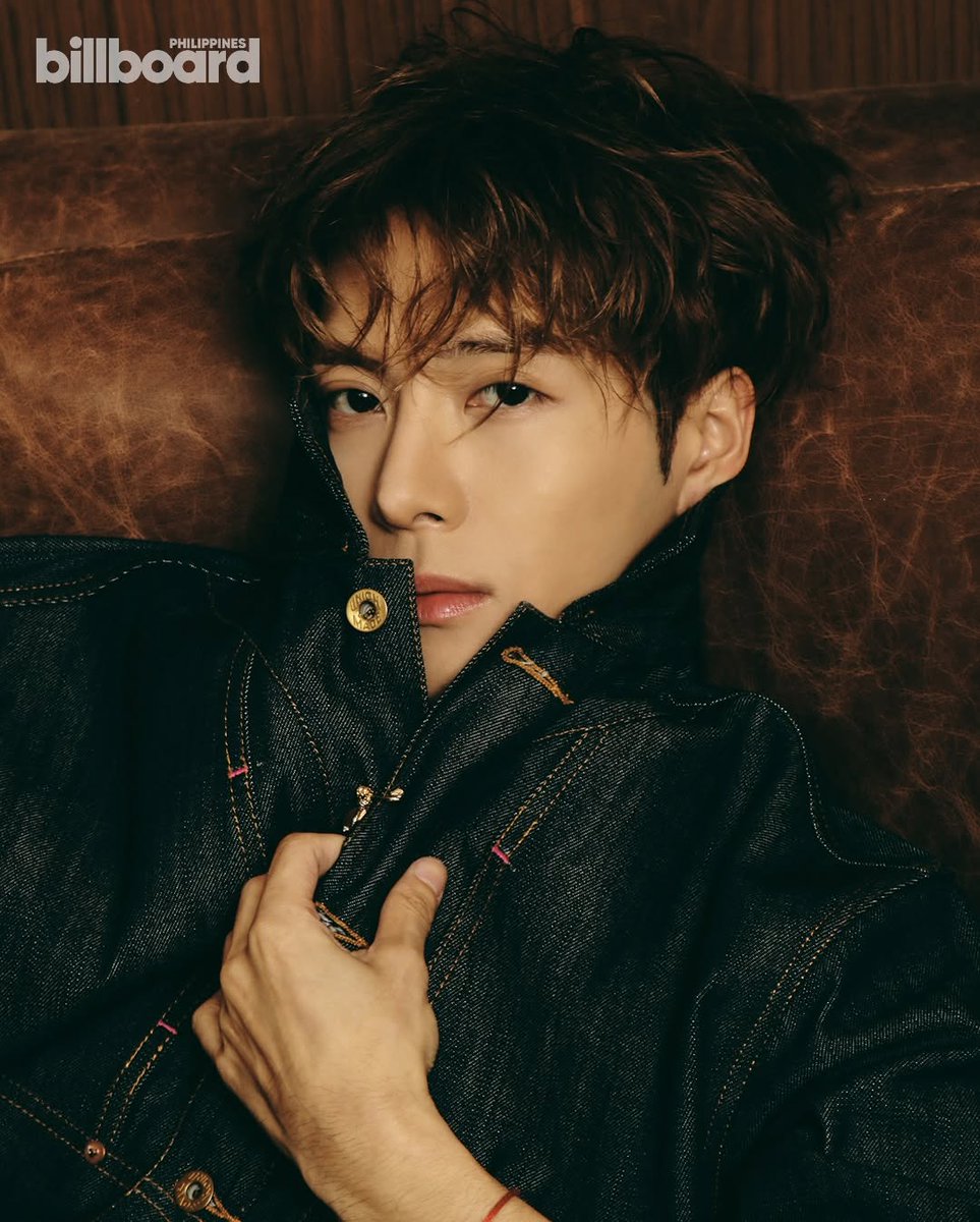 JacksonWGlobal's tweet image. [MAGAZINE] 251203 billboardphofficial
 
"For Jackson Wang, beginning a new chapter means shedding off the shadows of the past and finally becoming the artist he’s always wanted to be.

After years of performing under the weight of expectation and spectacle, the global star is now…