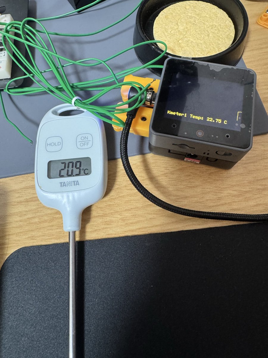 try1993524's tweet image. やったーDual Kmeter Module動いた！
MAX31855がエンクロージャに格納されてて結構発熱するっぽくて冷接点補償の誤差が結構あるみたい。サーミスタの温度計と比較しても2.5度くらい誤差があるな。
ソフト的に引いてしまうか誤差を許容するか悩ましい。（とはいえ2.5度は大きい）
#M5Stack