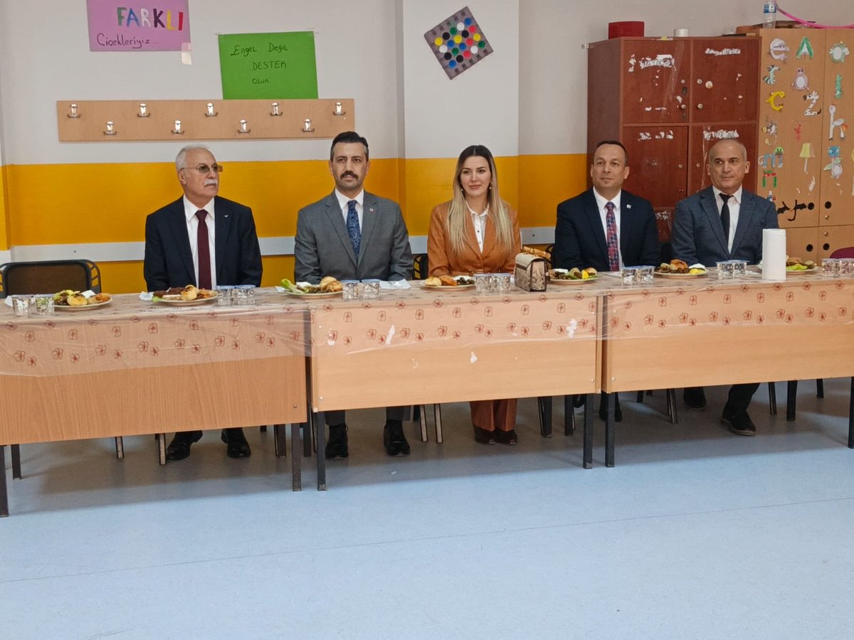 Kaymakamımız Sayın Ömer Tuğrul KUNDAKÇI, Eşi Miyase Büşra KUNDAKÇI Hanımefendi, Mardin Büyükşehir Belediyesi Gençlik ve Spor Hizmetleri Daire Başkanı Doğan AĞALDAY ve İlçe Milli Eğitim Müdürümüz Ufuk ÇETE, Mazıdağı Ortaokulu’nda düzenlenen 3 Aralık Dünya Engelliler Günü